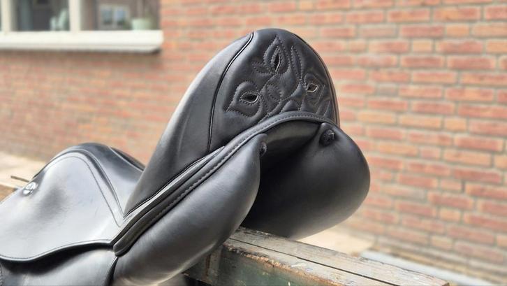 Dressuurzadel Prestige X-Helen-K
Boommaat 33
17" inch zit, Dieren en Toebehoren, Paarden en Pony's | Overige Paardenspullen, Zo goed als nieuw