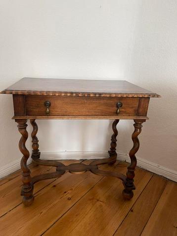 Antiek Bijzettafel beschikbaar voor biedingen