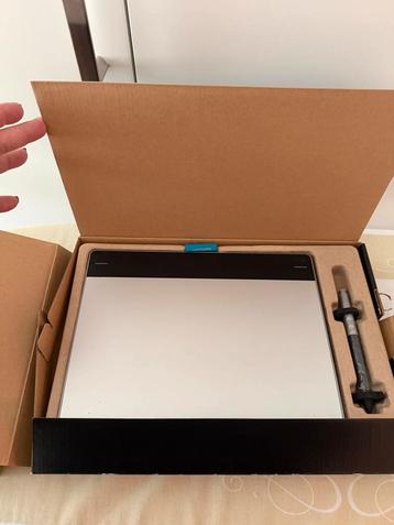 Wacom Intuos Pen & Touch Medium Tekentablet beschikbaar voor biedingen