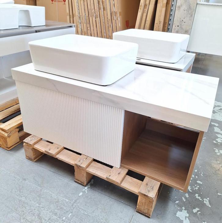 OP=OP Meubel 100 met waskom marmerlook mat wit ribbel nr25, Huis en Inrichting, Woonaccessoires | Overige, Nieuw, Ophalen of Verzenden