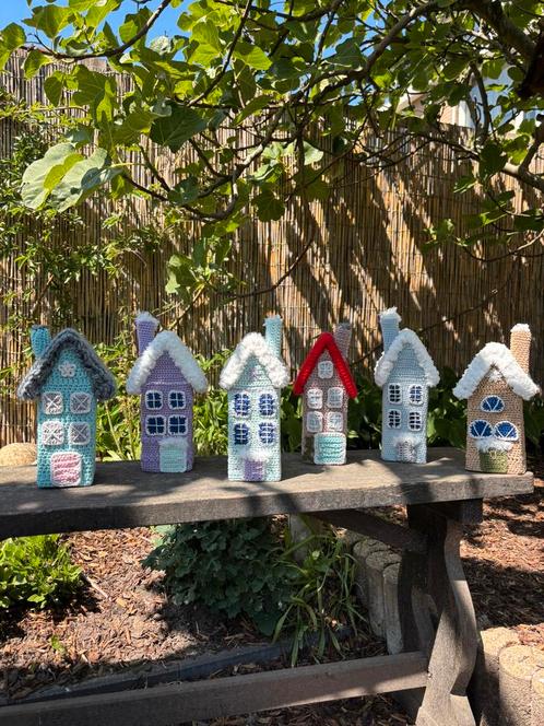 Gehaakte huisjes 25x7x7 handgemaakt gereserveerd voor Sim, Hobby en Vrije tijd, Breien en Haken, Nieuw, Haken, Overige typen, Ophalen of Verzenden