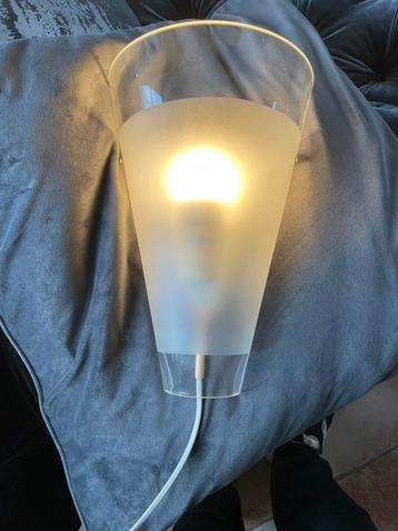 Glazen wandlamp beschikbaar voor biedingen