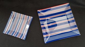 2 glazen gekleurde vierkante schalen  beschikbaar voor biedingen