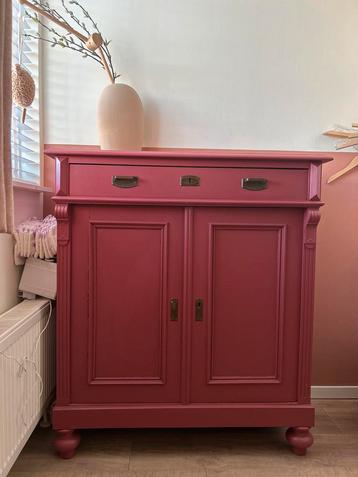 Ouderwetse Roze Babykamer Kast beschikbaar voor biedingen