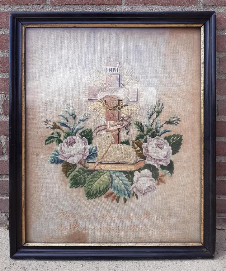 Ingelijst oud borduurwerk in oude geleefde houten lijst., Antiek en Kunst, Curiosa en Brocante, Ophalen of Verzenden
