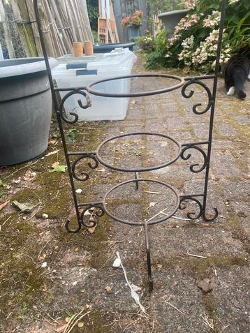 Etagère ijzer zwart voor planten beschikbaar voor biedingen