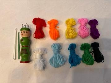 Vintage punnik set groen vrouwtje houten klosje 10 maal wol! beschikbaar voor biedingen