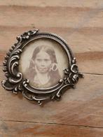 Antieke Rouwbroche met oude foto van een meisje, Ophalen of Verzenden, Overige materialen, Broche