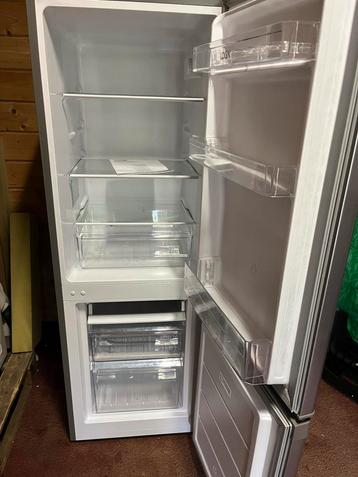 Koelkast met vriezer beschikbaar voor biedingen