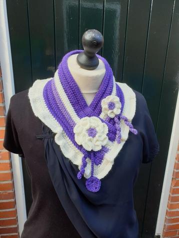 Nekwarmer voor dames gehaakt met acrylgaren  beschikbaar voor biedingen