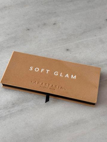 Soft Glam oogschaduw palette Anastasia Beverly Hills. beschikbaar voor biedingen