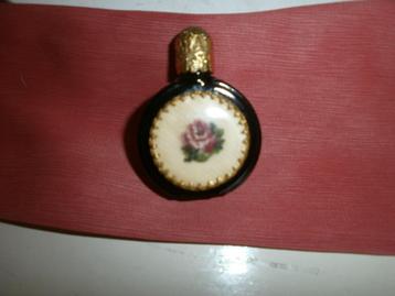 Mooi vintage petit point parfumflesje zwart glas beschikbaar voor biedingen