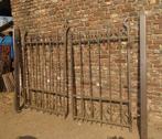 antieke vol ijzeren gesmede geklonken poort hek met palen, Ophalen