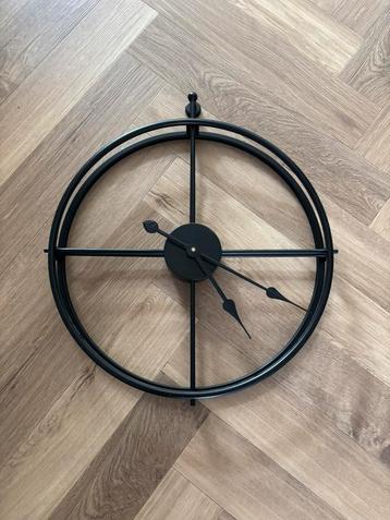 Wandklok zwart RVS beschikbaar voor biedingen