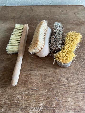 5 splinternieuwe authentieke houten schrob borstels beschikbaar voor biedingen