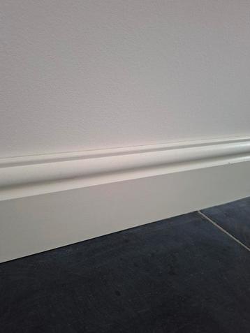 Klassieke plint 120x18mm ca. 30m beschikbaar voor biedingen