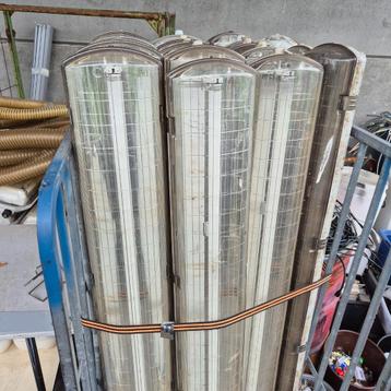 20 SPATWATERDICHTE TL ARMATUREN 1X58 WATT HELDERE KAP beschikbaar voor biedingen