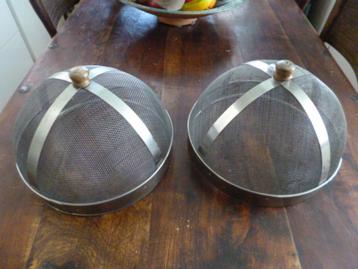 2 x metalen vliegenkap met ijzeren banden en houten knop beschikbaar voor biedingen