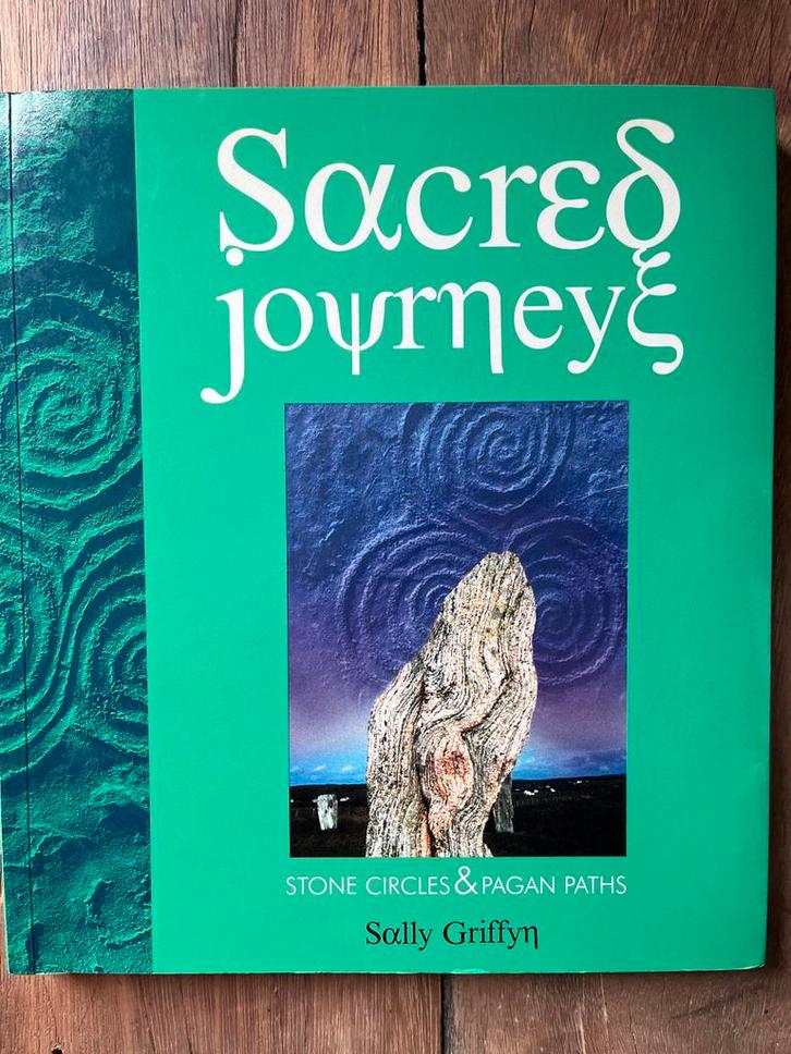 Sacred Journeys: Stone Circles & Pagan Paths, Boeken, Esoterie en Spiritualiteit, Zo goed als nieuw, Achtergrond en Informatie