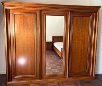 Tweepersoons bed, 2 nachtkastjes en bijpassende kledingkast beschikbaar voor biedingen