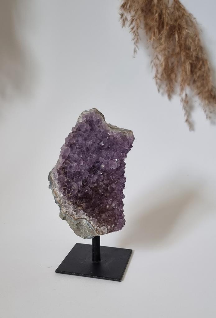 Amethist op standaard 
 1, Verzamelen, Mineralen en Fossielen, Mineraal, Ophalen of Verzenden