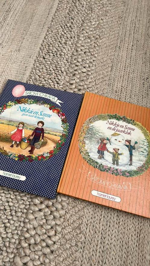 Satomi Ichikawa Nikkie en Sanne en de jaarklok & de markt, Boeken, Prentenboeken en Plaatjesalbums, Gelezen, Ophalen of Verzenden