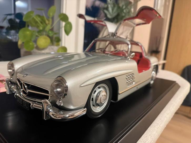 Mercedes 300sl gullwing 1:8 zilvergrijs, Hobby en Vrije tijd, Modelauto's | 1:5 tot 1:12, Zo goed als nieuw, Auto, Ophalen of Verzenden