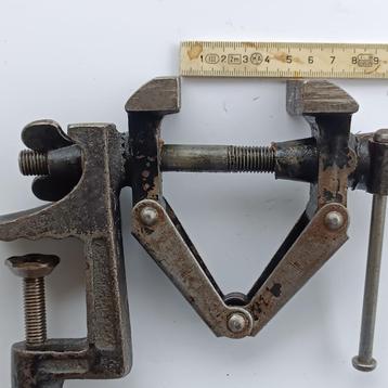 BENCH VISE VICE FRANCE 2 PIECE MARKED, MODELMAKER WORKSHOP B beschikbaar voor biedingen