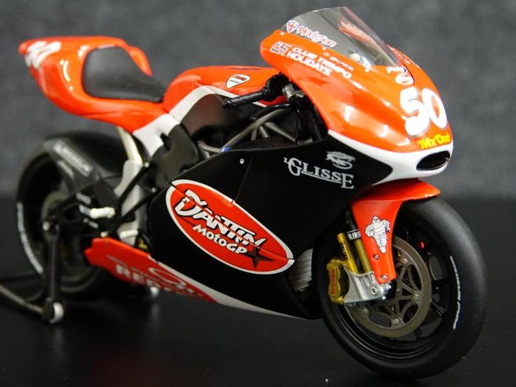 Minichamps 1:12 Ducati GP04 Hodgson 2004, Hobby en Vrije tijd, Modelauto's | 1:5 tot 1:12, Zo goed als nieuw, Motor, 1:9 t/m 1:12