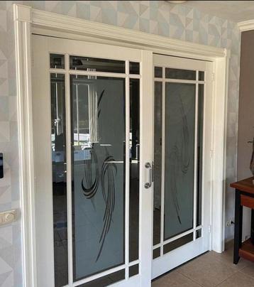 Hardhouten deuren met geëtst glas beschikbaar voor biedingen