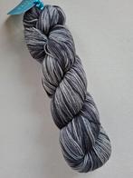3 strengen handgeverfd merinowol á 100gr. kl.04 á  9,95 p/s, Hobby en Vrije tijd, Ophalen of Verzenden, Nieuw, Breien of Haken