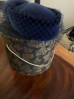 Vintage Blauwe Hoed met Veren & Netje, Kleding | Dames, Hoeden en Petten, Ophalen of Verzenden, Zo goed als nieuw, One size fits all