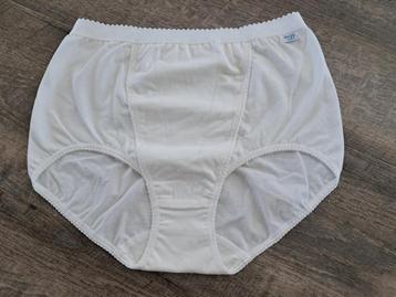 Slip Sloggi wit body forming / control beschikbaar voor biedingen