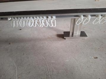 Aluminium gordijnenrails 393 cm, nieuwprijs ruim 1100 beschikbaar voor biedingen