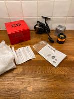 Daiwa BG Magsealed 3000 met reserve spoel nieuwstaat, Watersport en Boten, Hengelsport | Algemeen, Ophalen of Verzenden, Zo goed als nieuw