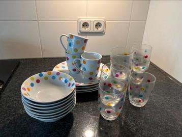 Stippel servies en glazen