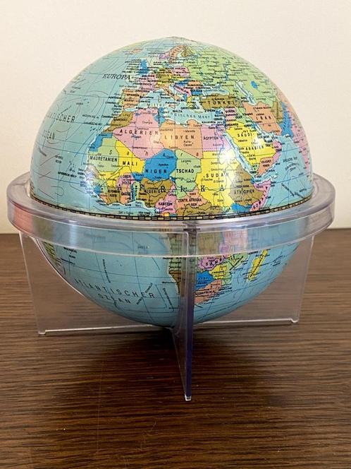 Vintage 80's Scan-Globe spaarpot met sleutel, Verzamelen, Spaarpotten, Gebruikt, Overige thema's, Kunststof, Ophalen of Verzenden