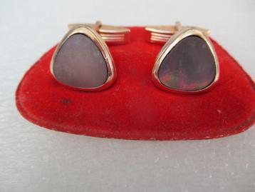 Goudkleur manchetknopen driehoek model met paarlemoer erop beschikbaar voor biedingen