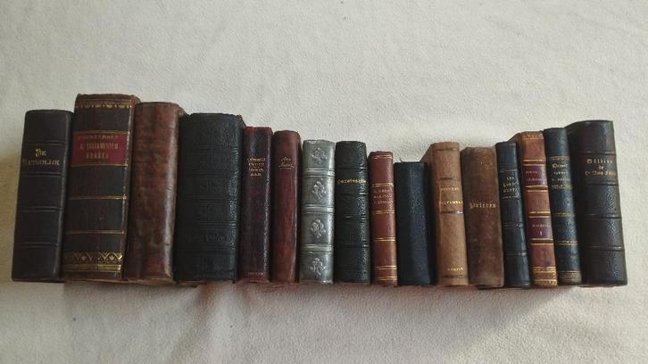 15 prachtige kleine religieuze boekjes en bijbeltjes., Antiek en Kunst, Antiek | Boeken en Bijbels, Verzenden