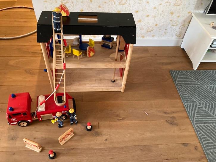 Pintoy brandweerkarzerne met auto en brandweermannen, Kinderen en Baby's, Speelgoed | Speelgoedvoertuigen, Gebruikt, Ophalen