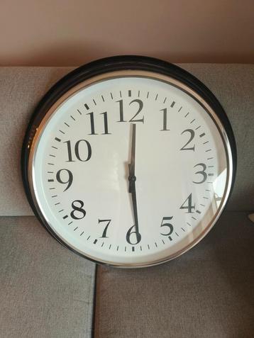 Grote wandklok beschikbaar voor biedingen