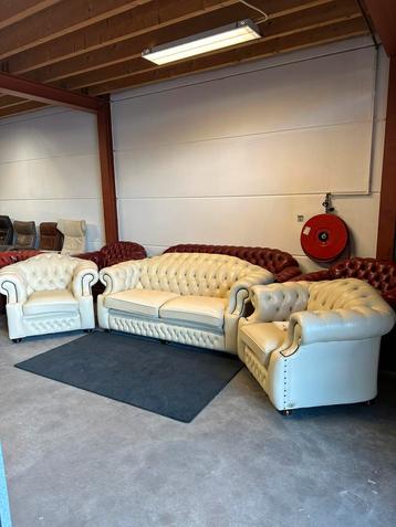 Crème chesterfield bankstel set 2,5 en twee fauteuils beschikbaar voor biedingen