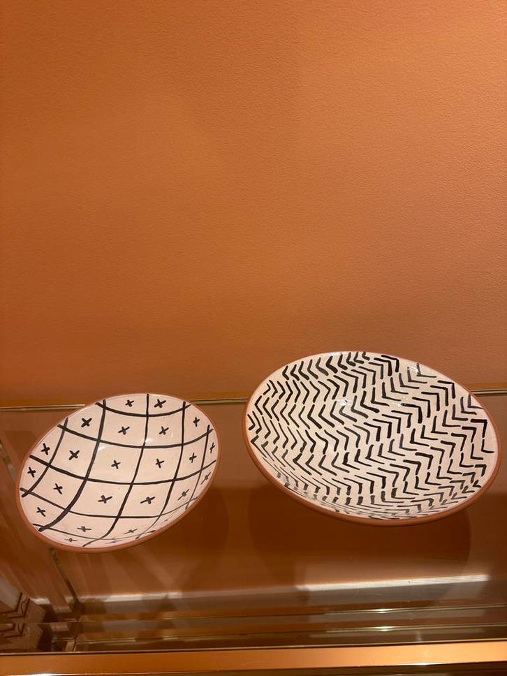 Terracotta Schalen met Handgeschilderd Motief, Huis en Inrichting, Woonaccessoires | Schalen en Manden, Gebruikt, Schaal, Rond