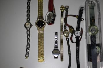 Een lot met sieraden en horloges  beschikbaar voor biedingen