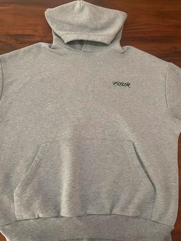 FOUR Grijze Hoodie Maat S valt als M beschikbaar voor biedingen