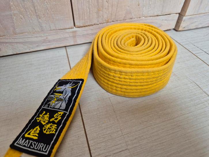 Gele vechtsport budo band 240 ( Matsuru), Sport en Fitness, Vechtsporten en Zelfverdediging, Zo goed als nieuw, Vechtsportkleding