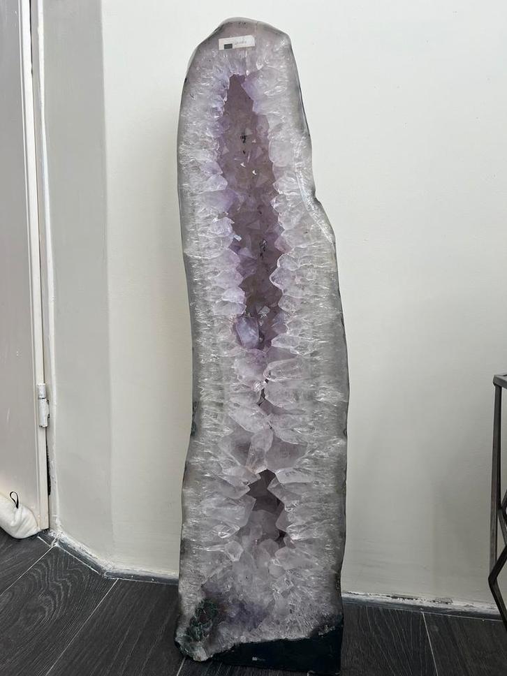 Amethist geode met avaloniet achterkant, geen beton!, Verzamelen, Mineralen en Fossielen, Mineraal, Ophalen of Verzenden