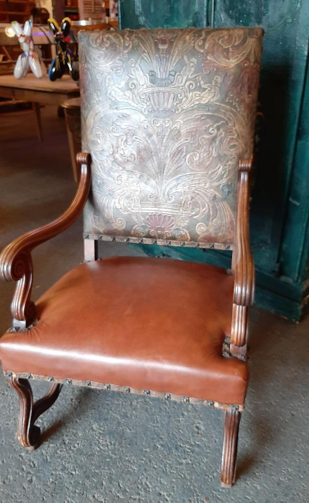 Kasteel stoel of fauteuil met bewerkt leer uniek en antiek, Huis en Inrichting, Fauteuils, Gebruikt, Leer, 50 tot 75 cm, 75 tot 100 cm
