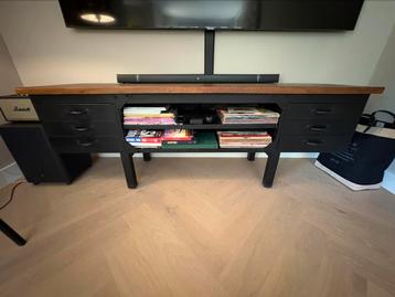 Dressoir zwart met marhonie hout beschikbaar voor biedingen