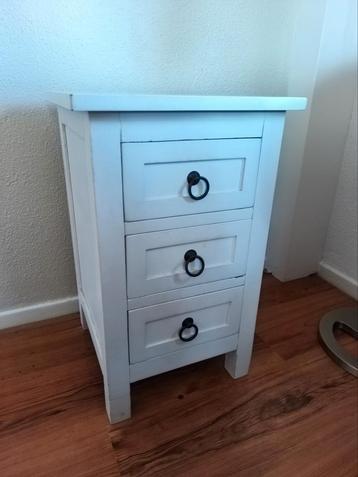 Leuk wit nachtkastje met 3 lades beschikbaar voor biedingen